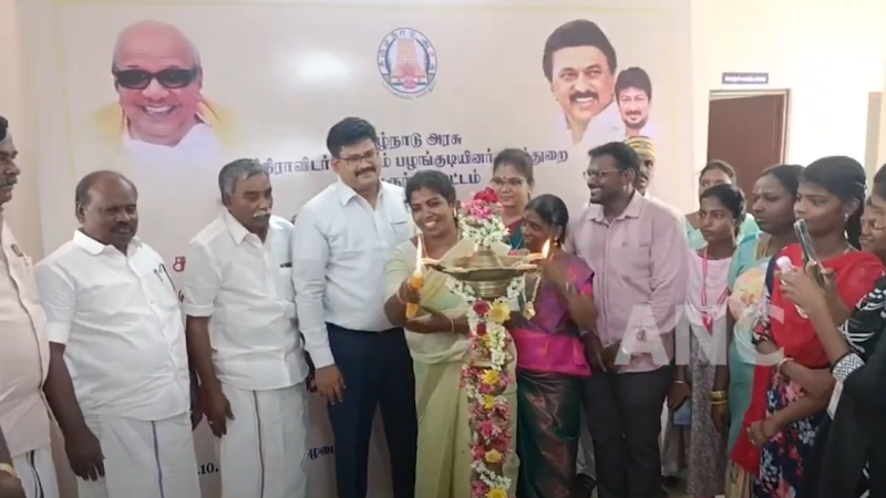 நன்னிலம் அரசு கலை கல்லூரி வளாகத்தில் ரூ 3 கோடியே 50 லட்சம் மதிப்பீட்டில் புதிதாக கட்டப்பட்ட அரசு சமூகநீதி மாணவியர் தங்கும் விடுதி முதலமைச்சர் காணொளி காட்சி வாயிலாக திறந்து வைத்ததை தொடர்ந்து திருவாரூர் மாவட்டஆட்சியர் , திருவாரூர் சட்டமன்ற உறுப்பினர் , நாகை நாடாளுமன்றஉறுப்பினர் ஆகியோர் கல்லூரி மாணவியர் பயன்பாட்டிற்கு வழங்கினர்…