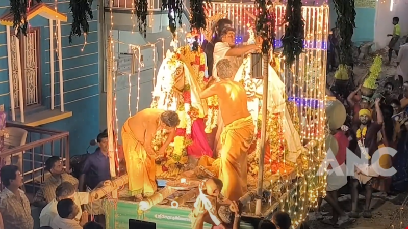 தாமரைக்குளம் பகுதியில் அமைந்துள்ள அருள்மிகு செல்லாண்டிஅம்மன் கோவில் திருவிழாவை முன்னிட்டு பெண்கள் முளைப்பாரி ஊர்வலம் மற்றும் சுவாமி குதிரை வீதி உலா நடைபெற்றது ஏராளமான பக்தர்கள் கலந்து கொண்டு சாமி தரிசனம் செய்தனர்