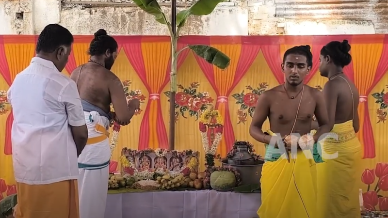முன்னாள் முதலமைச்சர் ஓ. பன்னீர்செல்வம் பெரியகுளத்தில் உள்ள தனது வீட்டில் குடும்பத்தினருடன் ஆயுத பூஜையை கொண்டாடினார்*