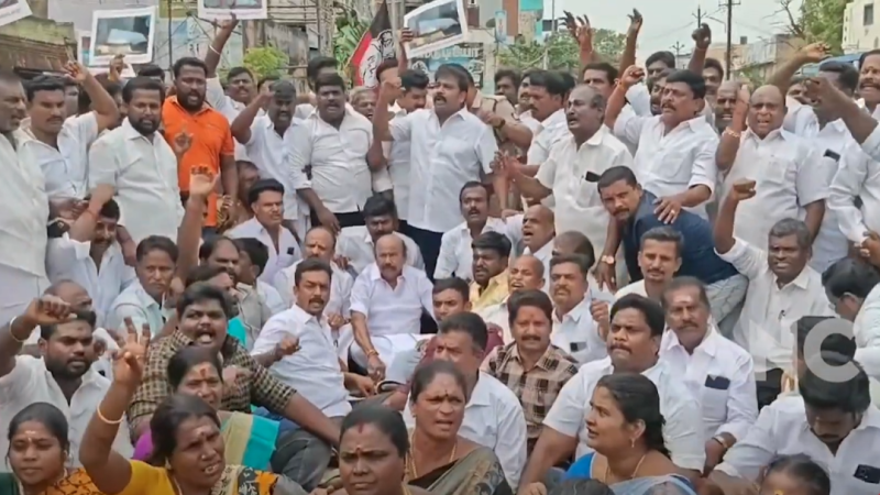 மதுரை அவனியாபுரத்தில் எம்ஜிஆர் சிலையை சேதம் செய்தவர்களை கைது செய்ய வலியுறுத்தி அதிமுக எம்எல்ஏ ராஜன் செல்லப்பா தலைமையில் நூற்றுக்கும் மேற்பட்டோர் சாலை மறியல் மற்றும் ஆர்ப்பாட்டம்
