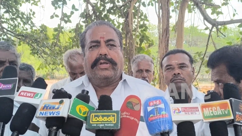 குளத்தில் 30 அடி ஆழத்திற்கு மேல் மண் எடுப்பதற்கு விவசாயிகள் எதிர்ப்பு தெரிவித்து பொதுப்பணித்துறை அதிகாரிகளுடன் விவசாய சங்கத்தினர் வாக்குவாதம்.
