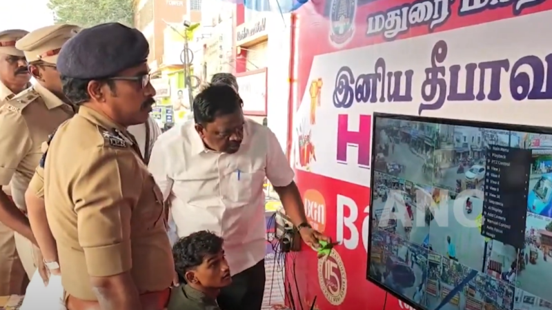 மதுரை மாநகர் விளக்குத்தூண் பகுதியில் தீபாவளி விற்பனை தொடங்கியது – ஆர்வமுடன் தீபாவளி பண்டிகைக்கான பொருட்கள் வாங்கிசெல்லும் பொதுமக்கள் – காவல்துறை உதவி மையம் திறப்பு – கண்காணிப்பு தீவிரம்