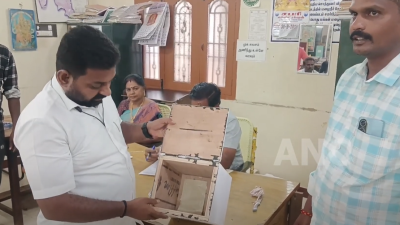 ஆண்டிபட்டி பேரூராட்சி வாரச்சந்தை ஏலம் எடுப்பதற்கு போதிய ஒப்பந்தக்காரர்கள் வராததால் ஏலம் ஒத்திவைப்பு
