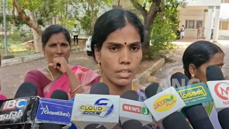 இடப்பிரச்சனையில் கணவரை வெட்டி கொலை செய்ய முயன்ற போக்குவரத்து கழகத்தில் பணியாற்றும் அரசு ஊழியர் மீது காவல்துறை நடவடிக்கை எடுக்கவில்லை என கண்ணீர் மல்க புதுக்கோட்டை எஸ்.பி அலுவலகத்தில் புகார் கொடுத்த பெண்களால் பரபரப்பு ஏற்பட்டது
