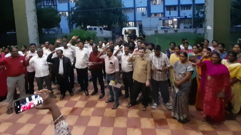 வாக்காளர் பட்டியல் சிறப்பு தீவிர திருத்தப் பணியை கண்டித்து இன்று முதல் முழுமையாக புறக்கணிப்பதாக வருவாய் துறைசங்கங்களின் கூட்டமைப்பினர் (பெரா) சங்கத்தினர் தெரிவித்துள்ளனர்.