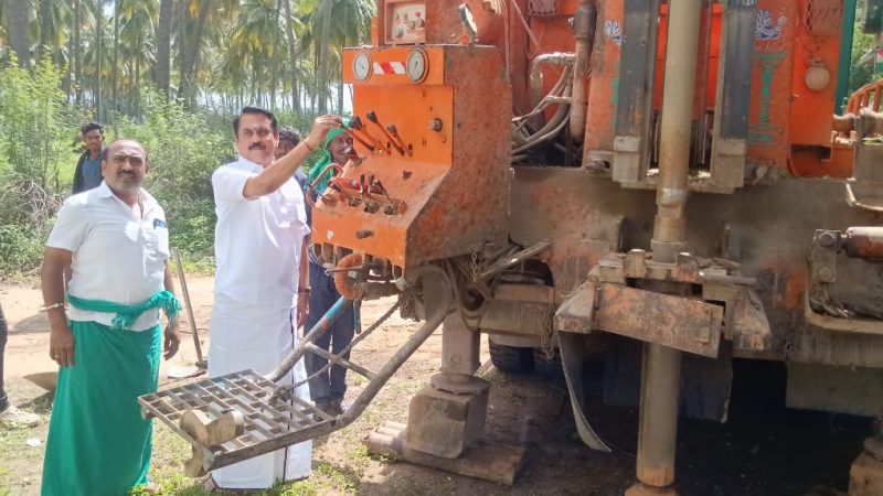தேனி மாவட்டம் போடி அருகே சில்லமரத்துப்பட்டி அருந்ததியர் சமுதாயத்திற்கு பாத்தியப்பட்ட பட்டாளம்மன் திருக்கோவிலுக்கு போர்வெல் அமைத்து தர கடந்த 100 ஆண்டுகளுக்கு மேலாக பல்வேறு தரப்பினர்கள் இடையே அந்த சமுதாய பொதுமக்கள் கோரிக்கை