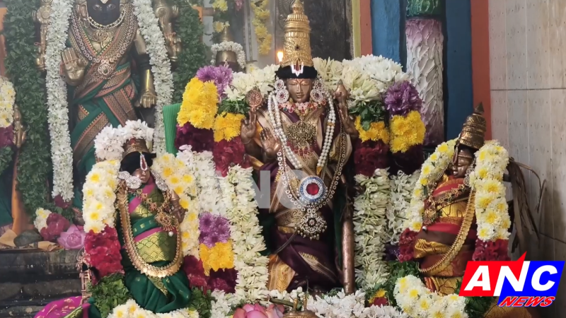 தேனியில் பழமை வாய்ந்த ஸ்ரீ வரதராஜ பெருமாள் திருக்கோயில் ஸ்ரீதேவி பூதேவி சமேத வரதராஜ பெருமாளுக்கு திருமஞ்சன அபிஷேகம் சிறப்பாக நடைபெற்றது