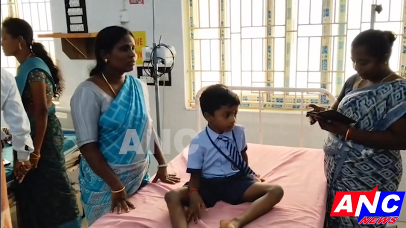 புதுக்கோட்டை மாவட்டம் அறந்தாங்கி அருகே கூத்தங்குடியில் தனியார்ப்பள்ளி வாகனங்கள் ஒன்றன்பின் ஒன்றாக மோதிய விபத்தில் 1 மாணவருக்கு தலையில் லேசான காயத்துடன், மாணவ மாணவியர்கள் 5 பேர் அரசு மருத்துவமனையில் அனுமதி