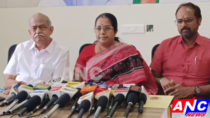 பாஜக தேசிய மகளிர் அணி தலைவரும் கோவை தெற்கு தொகுதி சட்டமன்ற உறுப்பினருமான வானதி சீனிவாசன் பீளமேடு பகுதியில் உள்ள பாஜக அலுவலகத்தில் இன்று செய்தியாளர்களை சந்தித்தார்.