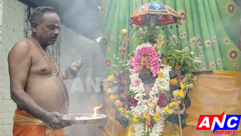 இன்று கார்த்திகை மாத அமாவாசையை முன்னிட்டு ஆண்டிபட்டி – தேனி சாலையில் அமைந்துள்ள 49 அடி உயர சர்வசக்தி மாகாளியம்மன் கோவிலில் சிறப்பு பூஜை செய்து சாமி தரிசனம் செய்த சுமங்கலி மற்றும் கன்னி பெண்கள்