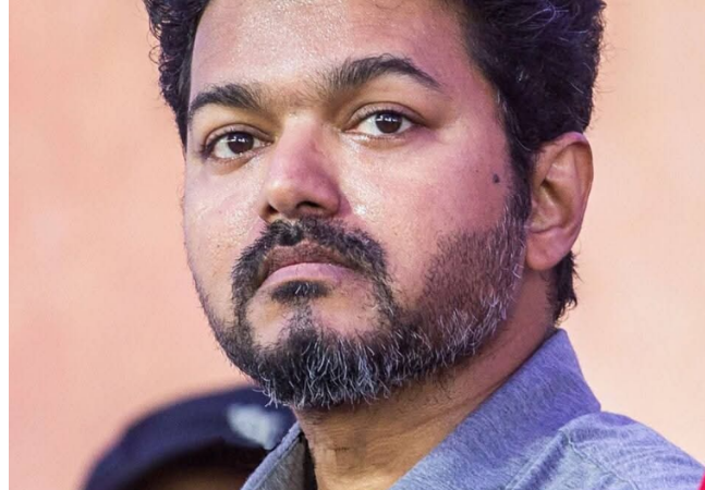 தமிழக அரசியலில் இப்போது ஒரு ‘கனவு நாயகன்’ அவதரித்துள்ளார். வாடகைக்கு ஒரு மண்டபத்தை எடுத்து, அதில் திரண்டிருந்த ஓரிரு ஆயிரம் பேர் முன்னிலையில், “ஊழல்… நானா?” என்று ஆவேசக் குரலில் அவர் கேட்டதைக் கண்டு விசிலடித்த கூட்டத்தை வைத்துக்கொண்டு, கோட்டைக்குக் குதிரை ஏறலாம் என்று கணக்குப்போடும் அந்த ‘ஜோசப் விஜய்’ என்பவரைப் பற்றித்தான் பேச்செல்லாம். இந்த ‘ஆரவார அரசியலை’ எப்படி லாவகமாக டீல் செய்ய வேண்டும் என்பதற்குத் தமிழகத் தலைவர்கள் டெல்லியைப் பார்த்துப் பாடம் கற்க வேண்டும்.