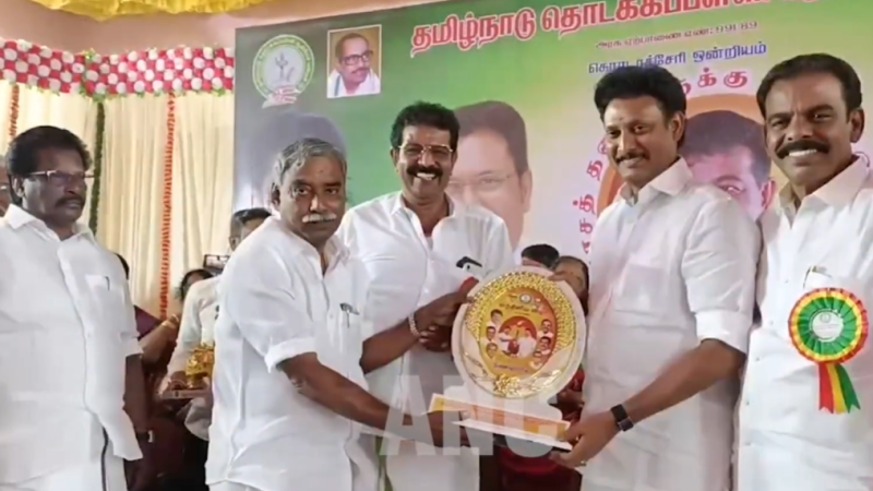 உறுதியளிக்கப்பட்ட ஓய்வூதிய திட்டத்தை விமர்சனம் செய்தார்கள் , அரசாணை வந்தபோதும் விமர்சனம் தான் செய்தார்கள் , அவர்களுக்கு வழியில்லை விமர்சனம் தான் செய்ய முடியும் , அவர்கள் செய்யமுடியாது என்பதை ஒத்துக்கொள்கிறார்கள் என்பதுதான் பொருள் என திருவாரூரில் நடைபெற்ற தமிழ்நாடு தொடக்கப்பள்ளி ஆசிரியர் மன்றம் ஐந்தினிய விழாவில் பள்ளி கல்வித்துறை அமைச்சர் அன்பில் மகேஷ் பொய்யாமொழி பேச்சு …