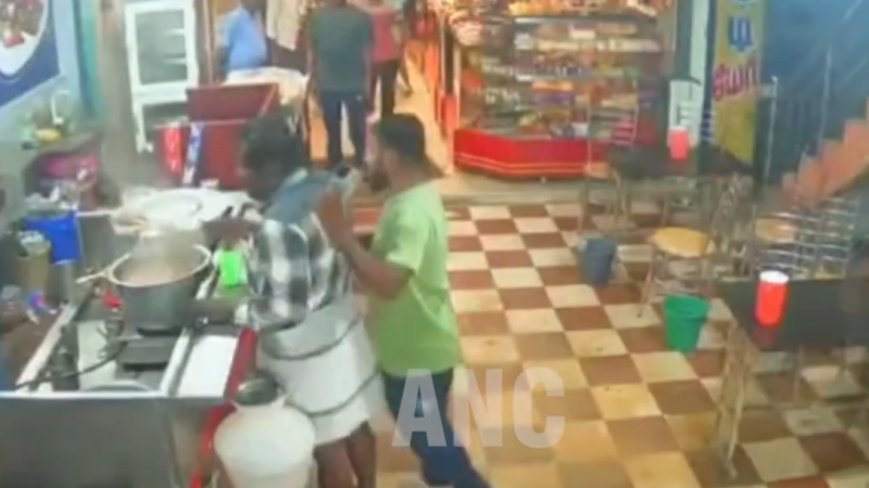 மது போதையில் டீக்கடைக்குள் புகுந்த போதை ஆசாமி. கொதித்துக் கொண்டிருந்த டீயை கடையில் இருந்த வாடிக்கையாளர்கள் மீது உற்றியும், டீ ஸ்டாலை கீழே தள்ளியும் அராஜகத்தில் ஈடுபட்ட சிசிடிவி காட்சிகள் சமூக வலைதளங்களில் வைரல் ஆகிவருவதால் பரபரப்பு …