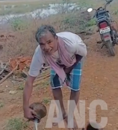 நீண்ட நாட்களாக உரிய அனுமதி இல்லாமல் திருட்டுத்தனமாக வீட்டின் அருகே உள்ள தென்னை மரத்தில் பானை கட்டி தென்னங்கள் இறக்கிய நபரின் செயலால் பரபரப்பு..