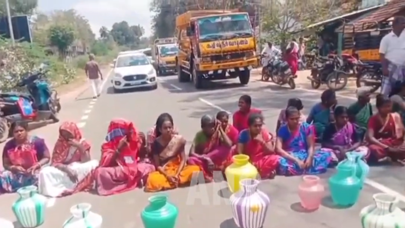 ஒரு வருடங்களாக முறையான குடிநீர் வழங்காத கிராம ஊராட்சி நிர்வாகத்தை அலுவலக நிர்வாகத்தை கண்டித்து கிராம மக்கள் சாலை மறியல் போராட்டம்..