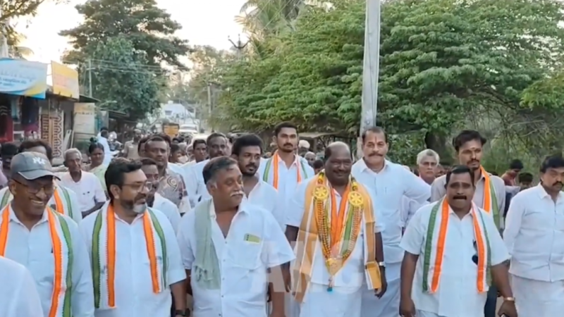 முத்துப்பேட்டை அருகே நாச்சிகுளம் பகுதி காங்கிரஸ் கட்சியினர் புதிய திருவாரூர் மாவட்ட காங்கிரஸ் கமிட்டி தலைவருக்கு பேண்ட் வாத்தியங்கள் , குதிரை நடனத்துடன் வரவேற்பளித்து அறிமுக விழா நடத்தினர் …