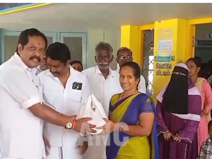 மறைந்த முன்னாள் முதல்வர் ஜெ ஜெயலலிதா அவர்களின் 78 ஆம் ஆண்டு பிறந்தநாள் விழா கொண்டாட்டம் நிர்வாகிகளும் தொண்டர்களும் இனிப்பு வழங்கினர் பின்பு அரசு மருத்துவமனையில் இருந்த கர்ப்பிணி பெண்களுக்கு பிரட் பேரீச்சம் பழம் கடலை போன்றவை வழங்கினார்