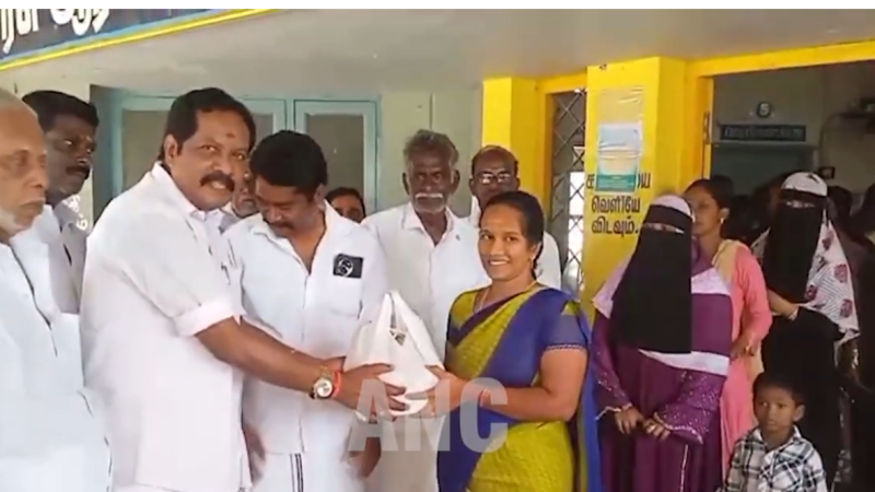 மறைந்த முன்னாள் முதல்வர் ஜெ ஜெயலலிதா அவர்களின் 78 ஆம் ஆண்டு பிறந்தநாள் விழா கொண்டாட்டம் நிர்வாகிகளும் தொண்டர்களும் இனிப்பு வழங்கினர் பின்பு அரசு மருத்துவமனையில் இருந்த கர்ப்பிணி பெண்களுக்கு பிரட் பேரீச்சம் பழம் கடலை போன்றவை வழங்கினார்