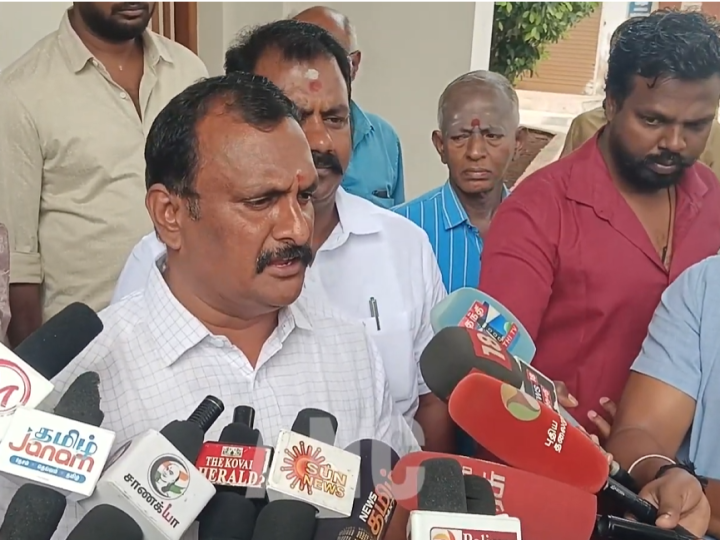 கோவை மாநகராட்சியில் விவாதங்கள் இன்றி 143 தீர்மானங்கள் நிறைவேற்றப்பட்டதை கண்டித்து அதிமுக கவுன்சிலர்கள் மேயருடன் வாக்குவாதத்தில் ஈடுபட்டனர். மேயருக்கு ஆதரவாக திமுக கூட்டணி கவுன்சிலர்களும், அதிமுக கவுன்சிலர்களுடன் வாக்குவாதத்தில் ஈடுபட்டதால் மாமன்ற கூட்டத்தில் கூச்சல் ,குழப்பம் நிலவியது,