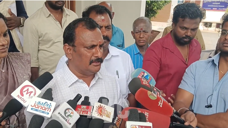 கோவை மாநகராட்சியில் விவாதங்கள் இன்றி 143 தீர்மானங்கள் நிறைவேற்றப்பட்டதை கண்டித்து அதிமுக கவுன்சிலர்கள் மேயருடன் வாக்குவாதத்தில் ஈடுபட்டனர். மேயருக்கு ஆதரவாக திமுக கூட்டணி கவுன்சிலர்களும், அதிமுக கவுன்சிலர்களுடன் வாக்குவாதத்தில் ஈடுபட்டதால் மாமன்ற கூட்டத்தில் கூச்சல் ,குழப்பம் நிலவியது,