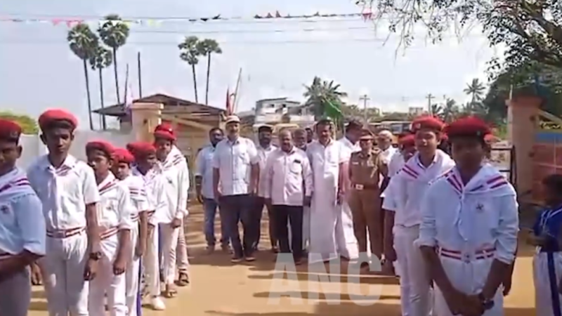 தனியார் பள்ளியில் நடைபெற்ற விளையாட்டு போட்டி மற்றும் ஆண்டு விழாவை முன்னிட்டு தேசிய கொடியை மீமிசல் காவல் ஆய்வாளர் மாலதி ஏற்றி வைத்தார்