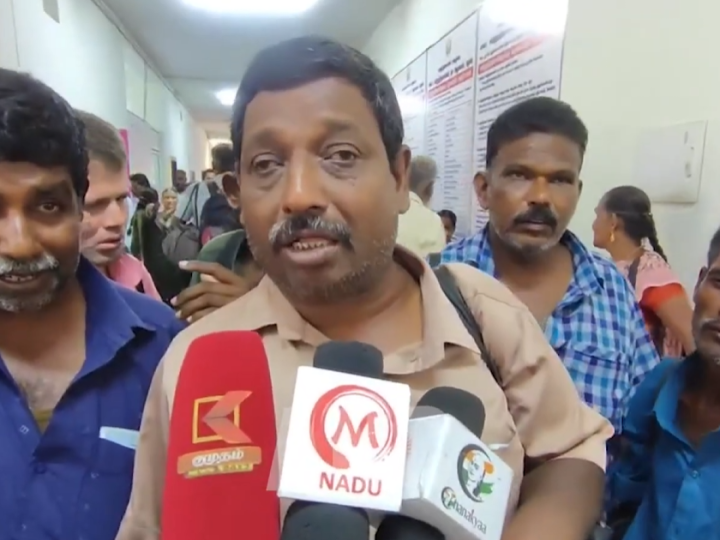 மாற்றுத்திறனாளிகளுக்கான செல்போன் வழங்கவில்லை என கூறி மதுரை மாவட்ட மாற்றுத்திறனாளிகள் அலுவலரை 5 மணி நேரமாக முற்றுகையிட்டு போராட்டத்தில் ஈடுபட்ட மாற்றுத்திறனாளிகள்