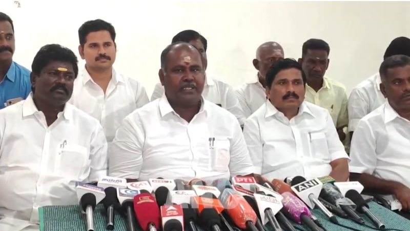 ஜெயலலிதா இருக்கும் காலத்தில் யாரும் தன்னை மீறி தென்மாவட்டங்களில் வளரக்கூடாது என அமைதிப்படை அமாவாசை போல ஓபிஎஸ் இருந்தார். சட்டமன்ற எதிர்க்கட்சி துணை தலைவர் ஆர்.பி.உதயகுமார் கடும் குற்றச்சாட்டு