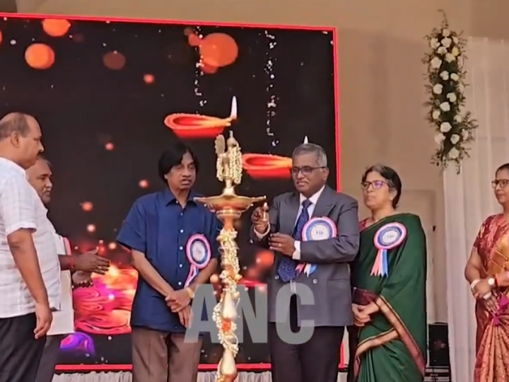 கோவை அரசு கலைக் கல்லூரியில் அறக்கட்டளை சொற்பொழிவு: ‘வெற்றி உன் கையில்’ தலைப்பில் டாக்டர் கவிதாசன் உரை