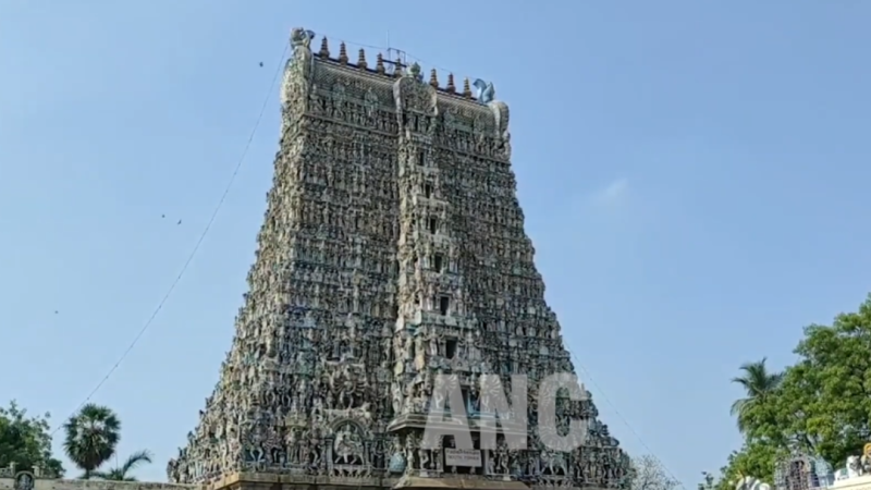 மதுரை மீனாட்சி அம்மன் கோயிலில் தரிசன டிக்கெட் முறைகேடு தொடர்பாக 2 ஊழியர்கள் பணியிடைநீக்கம் கோயில் அலுவலர்களை கண்காணிக்க கோயில் முழுவதும் மொத்தம் 174 கண்காணிப்பு கேமராக்கள் பொருத்தம்