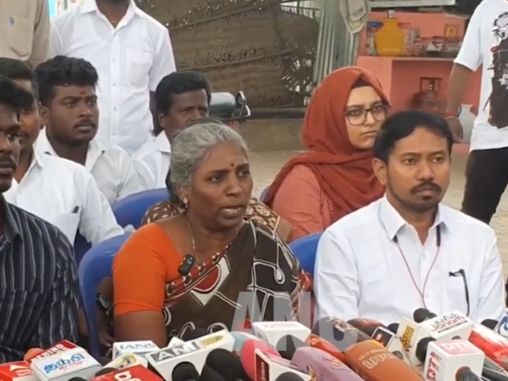 நிக்கிதா அளித்த பொய் புகாரில் யார் விசாரிக்க சொன்னது அந்த மேலதிகாரி யார். நிகிதாவை கைது செய்ய வேண்டும். யாருடைய அழுத்தம் காரணமாக சம்பவம் நடைபெற்றது; தனிப்படை காவலர்கள் அனைவரும் வெளியே வரக்கூடாது. உயர்நீதிமன்ற நீதிபதி ஸ்ரீமதி தாயாக இருந்து இந்த தீர்ப்பு வழங்கி உள்ளார். மடப்புரத்தில் அஜித் குமாரின் தாயார் மாலதி பேட்டி