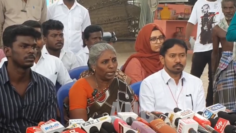 நிக்கிதா அளித்த பொய் புகாரில் யார் விசாரிக்க சொன்னது அந்த மேலதிகாரி யார். நிகிதாவை கைது செய்ய வேண்டும். யாருடைய அழுத்தம் காரணமாக சம்பவம் நடைபெற்றது; தனிப்படை காவலர்கள் அனைவரும் வெளியே வரக்கூடாது. உயர்நீதிமன்ற நீதிபதி ஸ்ரீமதி தாயாக இருந்து இந்த தீர்ப்பு வழங்கி உள்ளார். மடப்புரத்தில் அஜித் குமாரின் தாயார் மாலதி பேட்டி