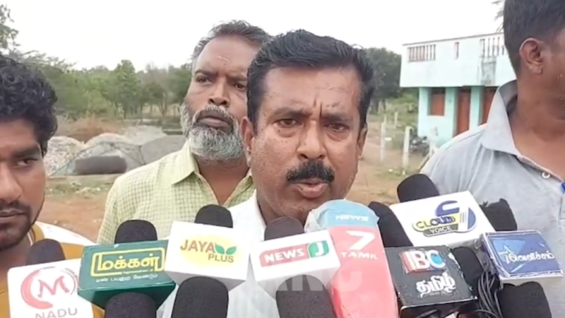 கிராமத்தின் நடுப்பகுதியில் அடக்கஸ்தலம் கட்டுவதை தடுத்து நிறுத்திய கிராம மக்கள் இரவோடு இரவாக அடையாளம் தெரியாத நபரின் உடலை புதைத்து சென்ற மர்ம நபர்கள் பரபரப்பான சூழலில் போலீசார் குவிப்பு