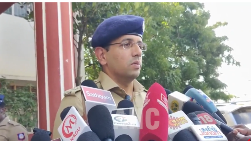 மதுரை மாவட்ட காவல் கண்காணிப்பாளர் அரவிந்த் பேட்டி மதுரை அதிமுக நிர்வாகி செந்தில் கொலை குடும்ப பிரச்சினை காரணமாக நடைபெற்றுள்ளது கொலை வழக்கு தொடர்பாக 3 பேர் கைது செய்யப்பட்டு உள்ளனர் செந்தில் கொலை தொடர்பாக சமூக வலைதளங்களில் கூறப்படும் கருத்து உண்மைக்கு மாறானது 3 தனிப்படைகள் அமைத்து விசாரணை நடத்தப்பட்டு வருகிறது கொலை தொடர்பாக காவல்துறை விரிவான விசாரணை நடைபெற்று வருகிறது