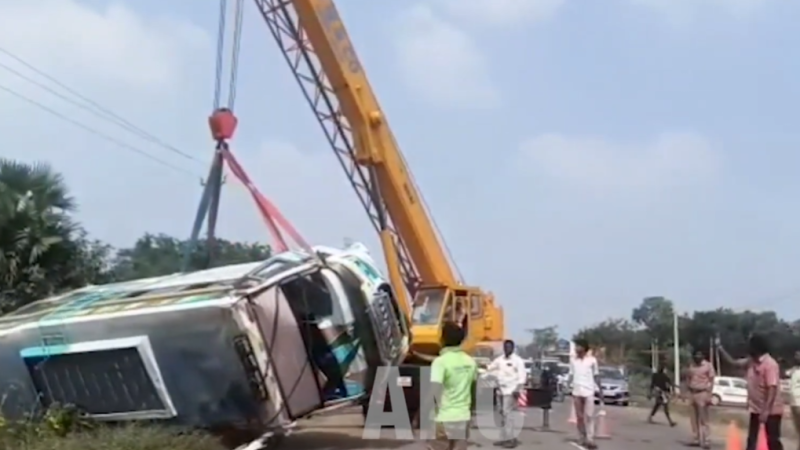 அரியாணிப்பட்டி விளக்கு ரோட்டில் சாலையோர பள்ளத்தில் வேண் கவில்ந்து ஏற்பட்ட விபத்தில் 20 பேர் காயம் போலீஸ் விசாரணை