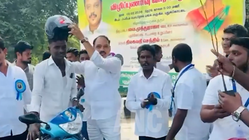 சாலை பாதுகாப்பு விழிப்புணர்வு வார விழாவினை முன்னிட்டு டாக்டர் APJ அப்துல் கலாம் ஓட்டுநர் தொழிற்சங்கம் நடத்திய பாதுகாப்பு விழிப்புணர்வு நிகழ்ச்சியில் கலந்துகொண்டு பொதுமக்களுக்கு தலைக்கவசம் வழங்கி சிறப்பித்தார் புதுக்கோட்டை சட்டமன்ற உறுப்பினர் Dr முத்துராஜா