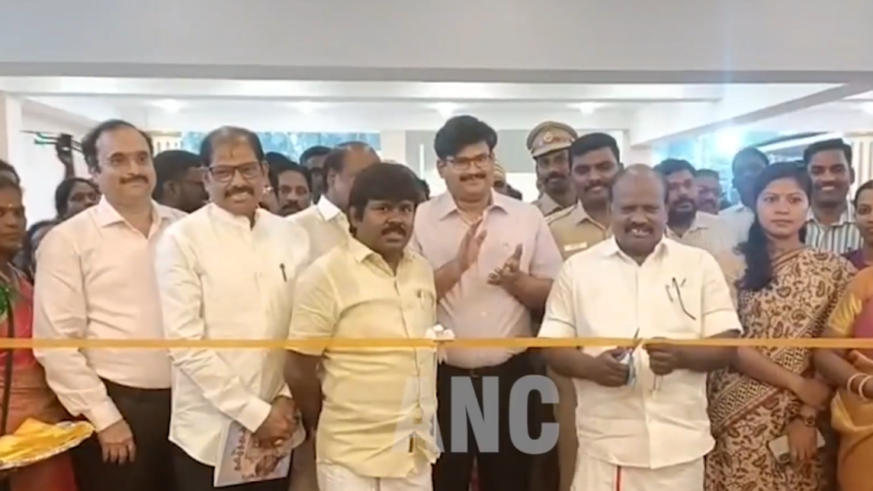 திருவாரூர் புத்தகத் திருவிழாவில் கீழே கிடந்த 20 பவுன் தங்கநகை , 1 கிலோ வெள்ளி எடுத்துக்கொடுத்து நேர்மையாக நடந்து கொண்ட தூய்மை பணியாளருக்கு நீதிபதி , மாவட்ட ஆட்சியர் , நாடாளுமன்ற உறுப்பினர் காவல் கண்காணிப்பாளர் , தாட்கோ தலைவர் உட்பட பொன்னாடை போத்தி கௌரவிப்பு … மகனின் மருத்துவத்திற்கு உதவவேண்டும் என தூய்மை பணியாளர் கோரிக்கை …