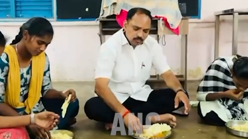 புதுக்கோட்டை KKC கல்லூரி மாணவிகள் விடுதியில் வழங்கப்படும் உணவு குறித்து கடந்த வாரம் மாணவிகளிடமிருந்து புகார் வந்த நிலையில், மாணவியர் விடுதியில் திடீர் ஆய்வு மேற்கொண்டு, மாணவிகளுக்கு வழங்கப்படும் உணவை பரிசோதிக்கும் வகையில் மாணவியருடன் ஒன்றாக அமர்ந்து மதிய உணவு சாப்பிட்டு, மாணவிகளிடம் குறை நிறைகளை கேட்டிருந்து, விடுதி காப்பாளரிடம் மாணவிகள் முன்வைத்த கோரிக்கைகளை உடனடியாக நிவர்த்தி செய்ய அறிவுறுத்தினார்