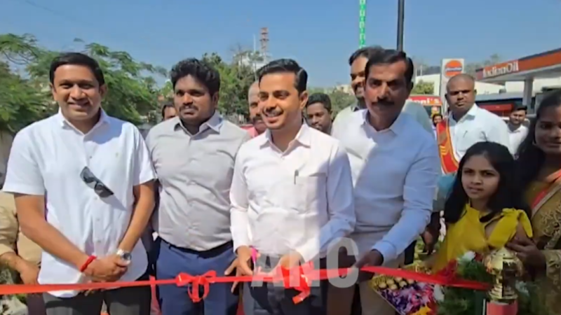 கோயம்புத்தூர் மாநகராட்சி உப்பிலிபாளையம் கோர்ட் ரவுண்டான பகுதியில் அனிகா தனியார் பங்களிப்புடன் அமைக்கப்பட்ட உளியால் சிலை செதுக்குவது போன்ற அமைப்பினை மாவட்ட ஆட்சித்தலைவர் திரு.பவன்குமார் அவர்கள் திறந்து வைத்தார்.