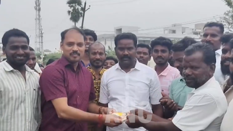 இளைஞர்களால் நடத்தப்பட்ட பானை உடைத்தல்போட்டியில் பங்கேற்று பானையை மிக சரியாக உடைத்து பொதுமக்களிடையே கைத்தட்டி மகிழ்ச்சி வெளிப்படுத்திய நெகிழ்ச்சி சம்பவம் இன்று நடைபெற்றது