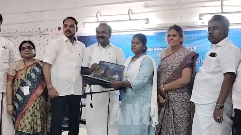 புதுக்கோட்டை அரசினர் தொழிற்பயிற்சி நிலையத்தில் தமிழக அரசின் விலை இல்லா மடிக்கணினிகளை மாணவர்களுக்கு வழங்கிய எம்எல்ஏ முத்துராஜா