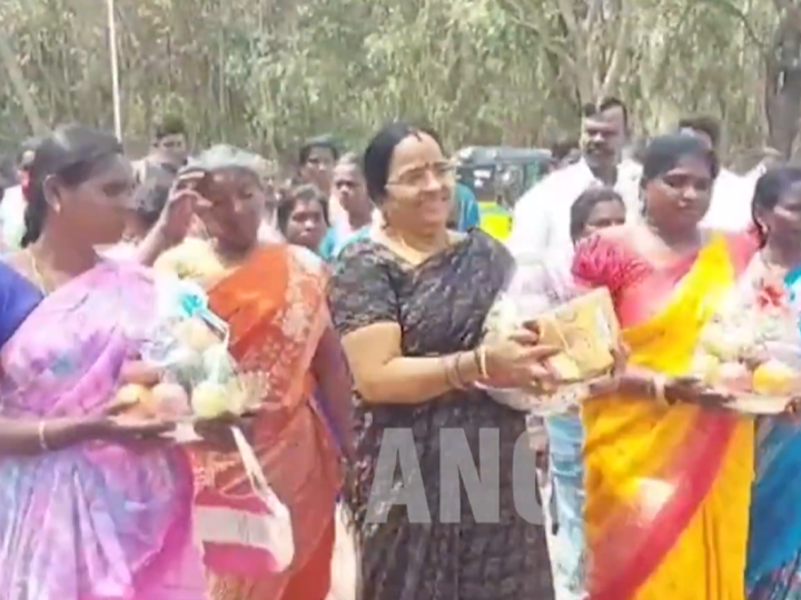 சீர்வரிசை எடுத்து வந்து ஆட்சியருக்கு நன்றி கூறிய கிராம மக்களால் நெகிழ்ச்சி அடைந்த மாவட்ட ஆட்சியர் அருணா