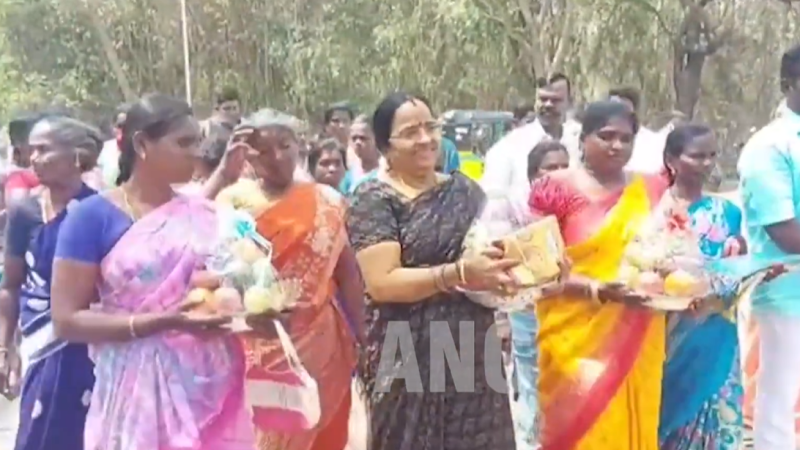 சீர்வரிசை எடுத்து வந்து ஆட்சியருக்கு நன்றி கூறிய கிராம மக்களால் நெகிழ்ச்சி அடைந்த மாவட்ட ஆட்சியர் அருணா