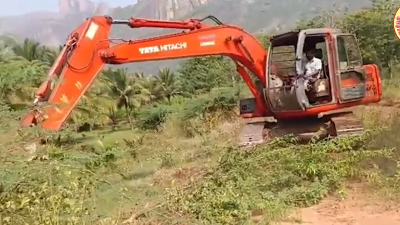 விவசாயிகள் மற்றும் ஊர் பொதுமக்களும் சேர்ந்து சாந்தனேரி கண்மாய் தூர்வாரும் பணியில் ஈடுபட்டுள்ளனர்