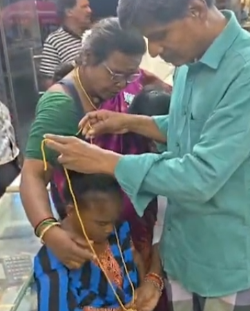 மதுரை சந்தப்பேட்டையைச் சேர்ந்த மாற்றுத்திறனாளி தனலட்சுமி என்ற பெண் நேற்று முன் தினம் பாரத பிரதமர் வருகை தந்த திடலில் பாரதிய ஜனதா கட்சி முன்னாள் மாநில தலைவர் அண்ணாமலை சந்தித்து குடும்ப வறுமையால் அடகு வைக்கப்பட்ட தாலியை திருப்ப முடியவில்லை என தனது வேதனையை தெரிவித்து அதற்கு ஏதாவது உதவி செய்ய வேண்டும் என கோரிக்கை