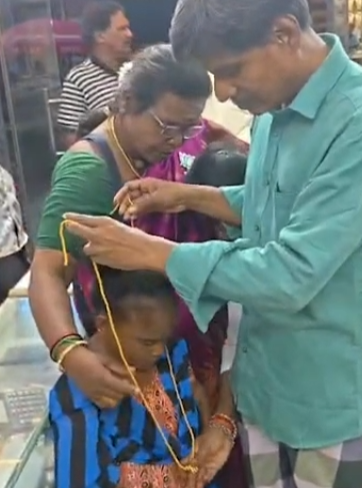 மதுரை சந்தப்பேட்டையைச் சேர்ந்த மாற்றுத்திறனாளி தனலட்சுமி என்ற பெண் நேற்று முன் தினம் பாரத பிரதமர் வருகை தந்த திடலில் பாரதிய ஜனதா கட்சி முன்னாள் மாநில தலைவர் அண்ணாமலை சந்தித்து குடும்ப வறுமையால் அடகு வைக்கப்பட்ட தாலியை திருப்ப முடியவில்லை என தனது வேதனையை தெரிவித்து அதற்கு ஏதாவது உதவி செய்ய வேண்டும் என கோரிக்கை