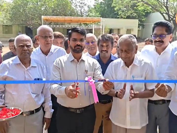 கோவை வாகராயம்பாளையம் அரசு மேல்நிலைப் பள்ளியில் சி.ஆர்.எஸ். நினைவு அறக்கட்டளை சார்பில் ரூ.1.3 கோடி மதிப்பில் கட்டப்பட்ட சி.ஆர்.சுவாமிநாதன் அரங்கம் மற்றும் விளையாட்டு அரங்கம் திறக்கப்பட்டது.