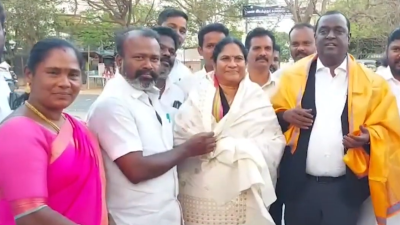 தமிழ்நாடு புதுச்சேரி வழக்கறிஞர் சங்க தேர்தலில் போட்டியிடும் விடுதலை சிறுத்தைகள் கட்சியின் வேட்பாளர் வழக்கறிஞர் சுமதி புதுக்கோட்டை மாவட்ட நீதிமன்றத்தில் அமைந்துள்ள பார் கவுன்சிலில் வழக்கறிஞர்களை சந்தித்து வாக்கு சேகரித்தார்