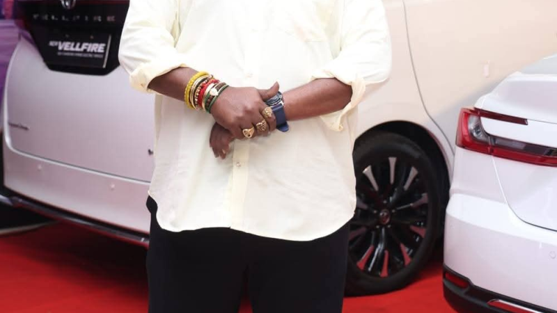 பல ஆண்டுகளாக, நகைச்சுவை நடிகர்களில் வெகு சிலரே தங்களின் comfort zone ஐ விட்டு வெளியே வந்து, உள்ளடக்கத்தை(Content) மையமாகக் கொண்ட முக்கிய நடிகர்களாக தங்களை நிரூபித்துள்ளனர். தமிழ்சினிமாவின் தற்போதைய காலகட்டத்தில் அத்தகைய மாற்றத்தை உருவாக்கியவராக யோகி பாபு இருக்கிறார்.