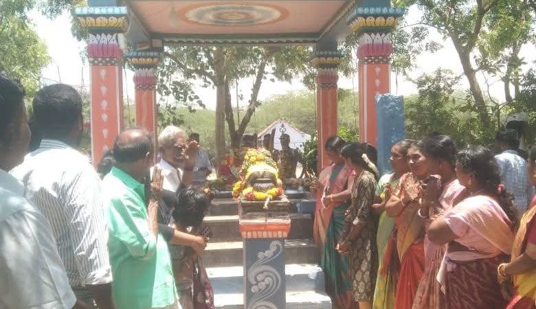கடலாடி அருகேவீரபாண்டிய கட்டபொம்மன் திரைப்படத்தில் நடித்த சீனி காளைக்கு குருபூஜை விழா .