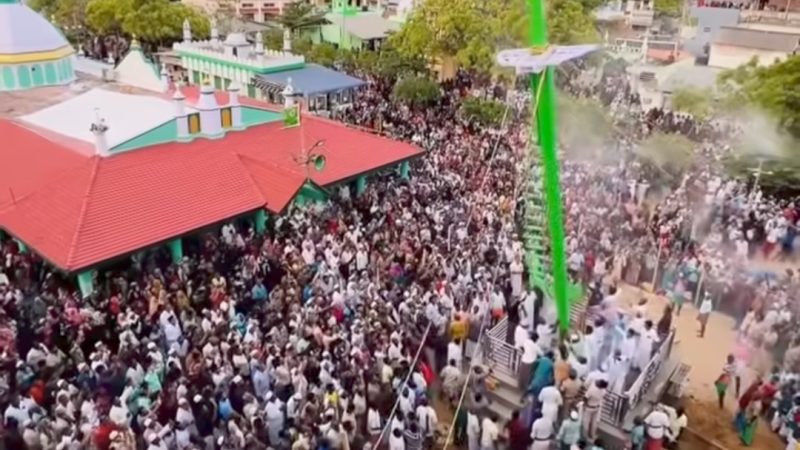 ஏர்வாடி சந்தனகூடு விழா கொடியற்றம். ஆயிரக்கணக்கான மக்கள் கலந்து கொண்டனர்.